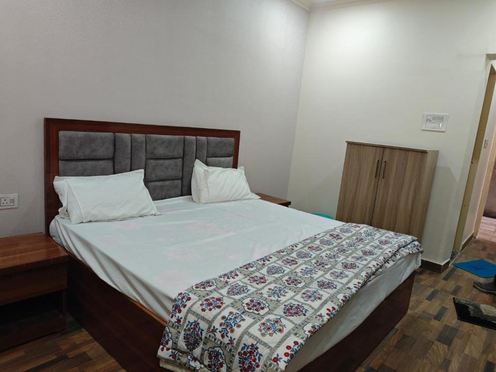 Postel nebo postele na pokoji v ubytování Padharo Sa Bikaner Wale