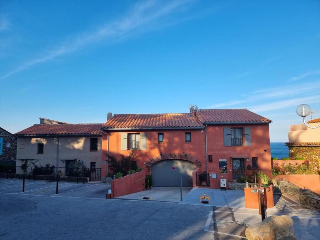 una casa con garage e l'oceano sullo sfondo di Idéal famille et amis, 2 logements en 1 maison, patio privé, parking, quartier des peintres et plages à pieds a Collioure