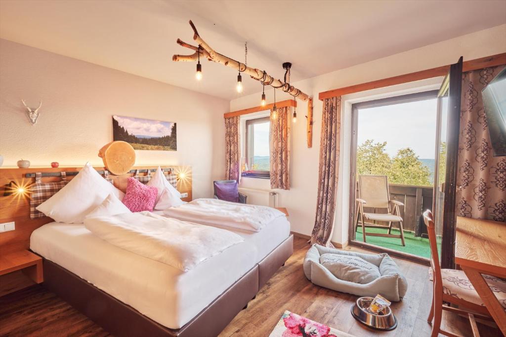 Кровать или кровати в номере Landhotel Sportalm