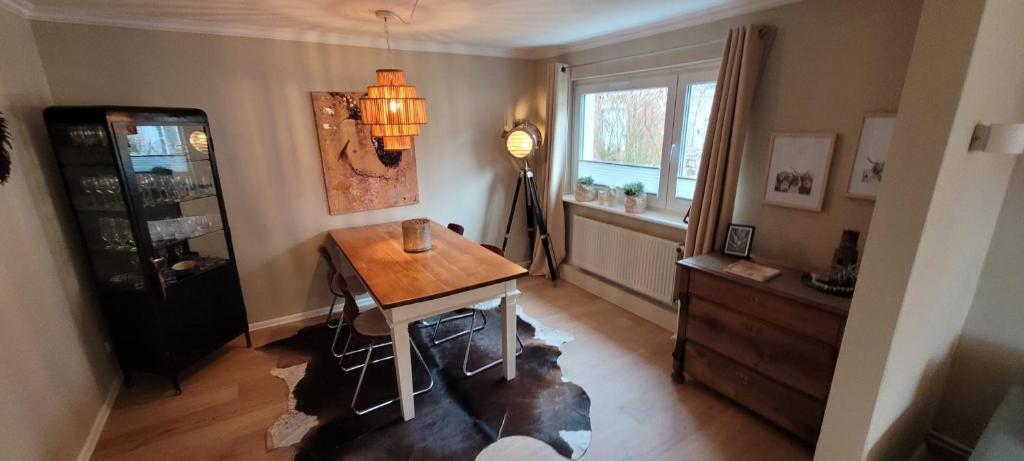 a room with a wooden table and a window at Büsumhaus Birgit in Büsum