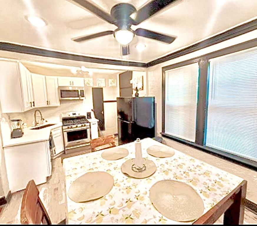 シカゴにあるQuiet 1BR, Eat-In Kitchen, Close to Midwayのキッチン(テーブル、天井ファン付)