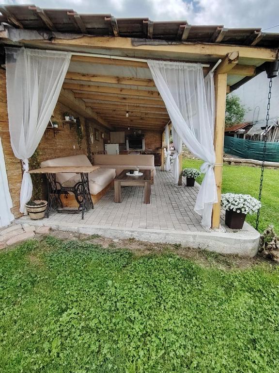 Vrt ispred objekta Apartmani Ruj