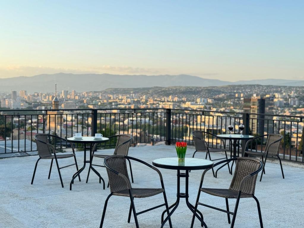فضای داخلی BROTHERS APARTMENTS WITH TERRACe IN OLD TBILISI در تفلیس - تصویر ۳