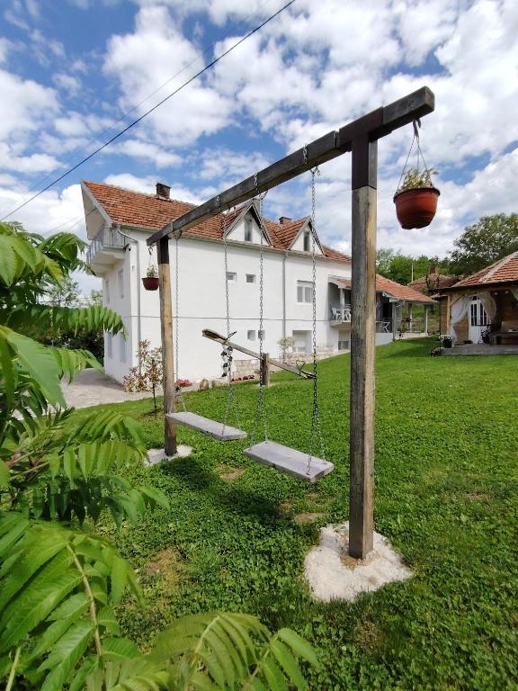 Vrt ispred objekta Apartmani Ruj