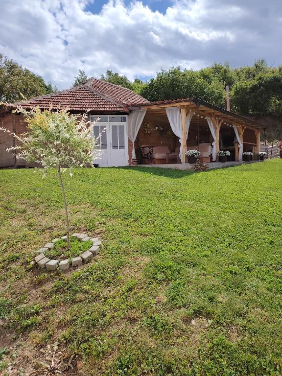 Vrt ispred objekta Apartmani Ruj