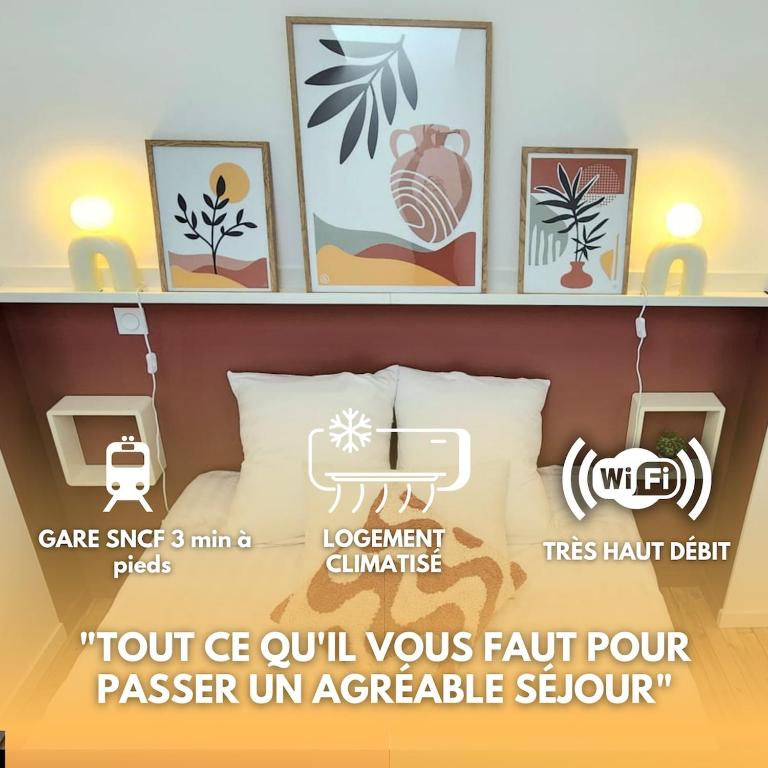 une étagère au-dessus d'un lit avec des affiches dessus dans l'établissement Le Terre & Mer - Proche Saint Emilion, à Saint-Médard-de-Guizières