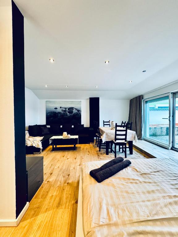 Ένα ή περισσότερα κρεβάτια σε δωμάτιο στο Amazing 2BR Apt, 16-Mins to Blumengärten