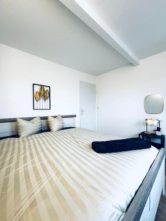 Ένα ή περισσότερα κρεβάτια σε δωμάτιο στο Amazing 2BR Apt, 16-Mins to Blumengärten