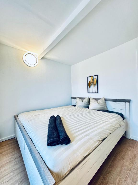 Ένα ή περισσότερα κρεβάτια σε δωμάτιο στο Amazing 2BR Apt, 16-Mins to Blumengärten