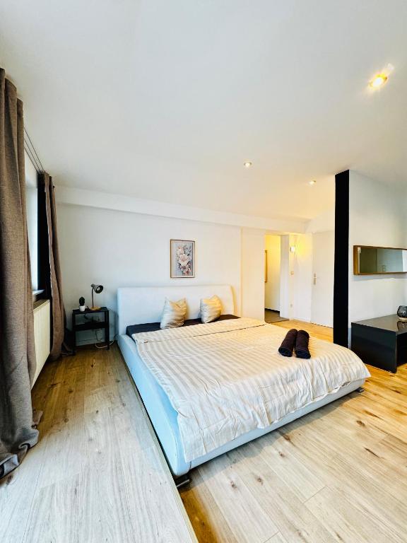 Ένα ή περισσότερα κρεβάτια σε δωμάτιο στο Amazing 2BR Apt, 16-Mins to Blumengärten