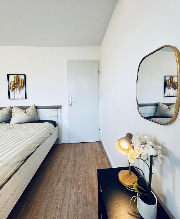 Ένα ή περισσότερα κρεβάτια σε δωμάτιο στο Amazing 2BR Apt, 16-Mins to Blumengärten