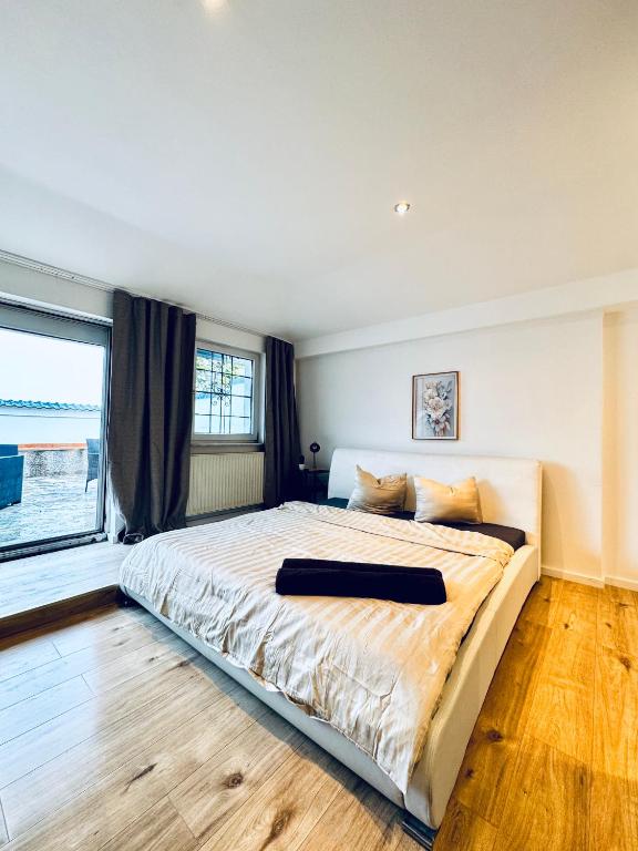 Ένα ή περισσότερα κρεβάτια σε δωμάτιο στο Amazing 2BR Apt, 16-Mins to Blumengärten