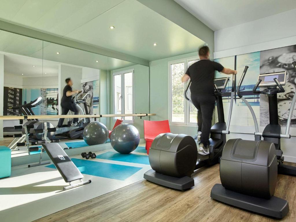 Fitness centrum a/nebo fitness zařízení v ubytování Mercure Paris Roissy CDG