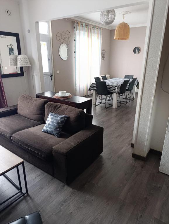 un salon avec un canapé et une table dans l'établissement Vacances comme à la maison, à Arnouville-lès-Gonesse