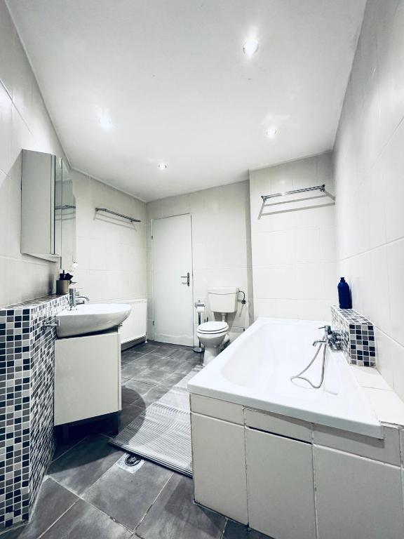 Ένα μπάνιο στο Amazing 2BR Apt, 16-Mins to Blumengärten
