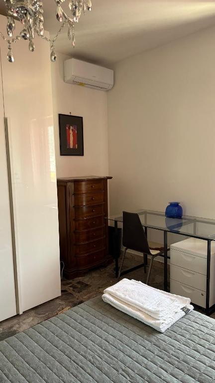 Postel nebo postele na pokoji v ubytování Finestra sul lago