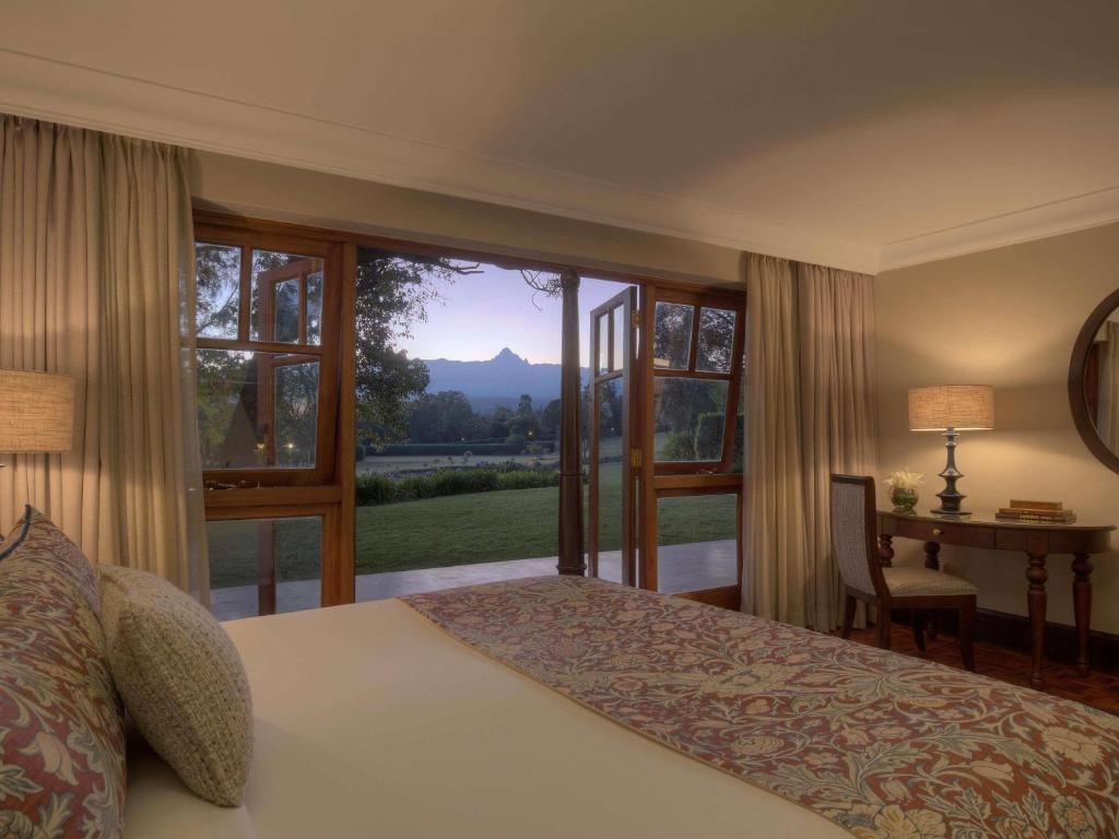 Postel nebo postele na pokoji v ubytování Fairmont Mount Kenya Safari Club
