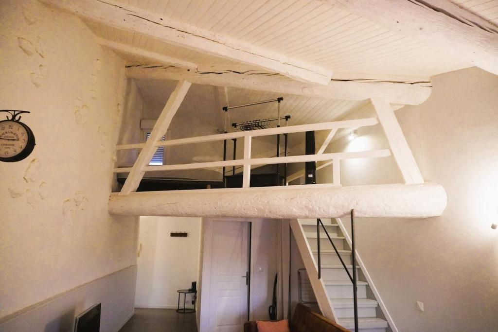 Cette chambre dispose d'un lit en mezzanine et d'un escalier. dans l'établissement Le Mirador St Just 3 people City, à Narbonne