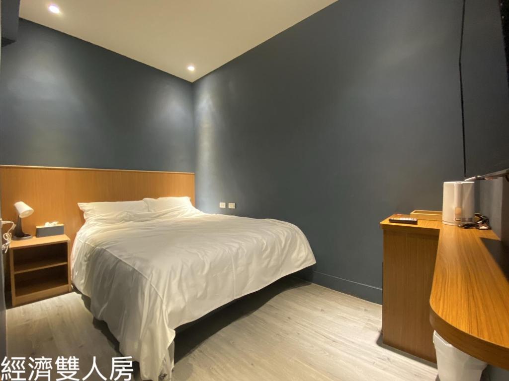 Rúm í herbergi á 台南漫居民宿