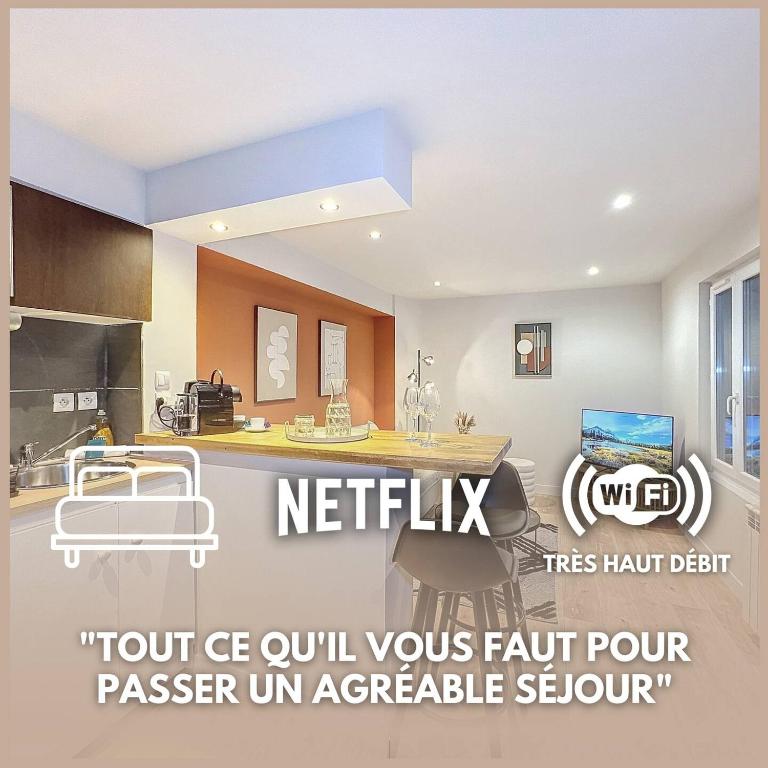 une cuisine avec une table et un comptoir dans l'établissement My Home, voituret 1, à Lyon