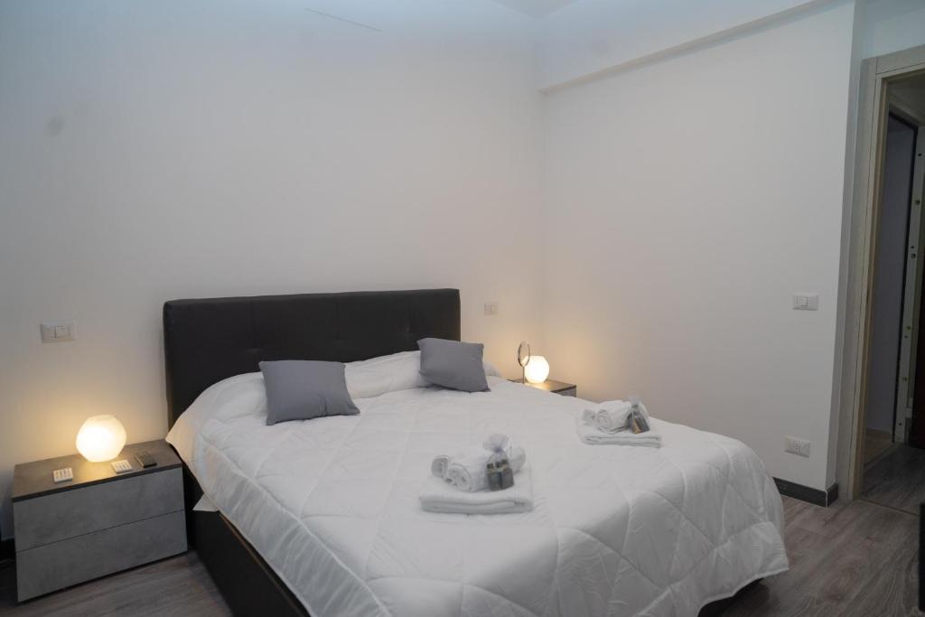 Postel nebo postele na pokoji v ubytování LED, comfort and style just a few minutes from the Colosseum
