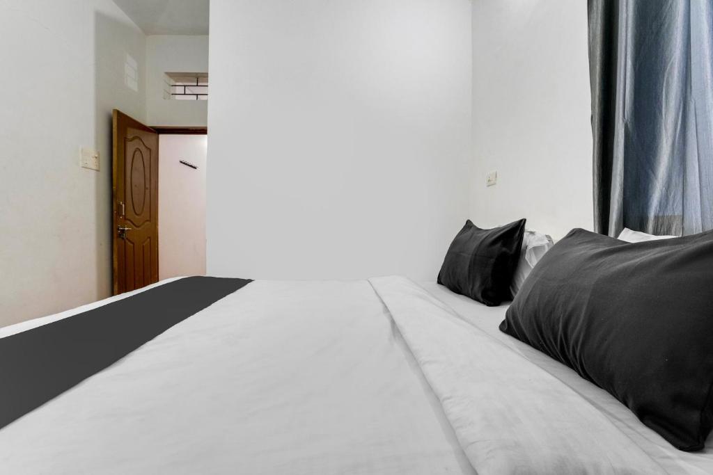 Postel nebo postele na pokoji v ubytování Hotel O Sai Deep Place