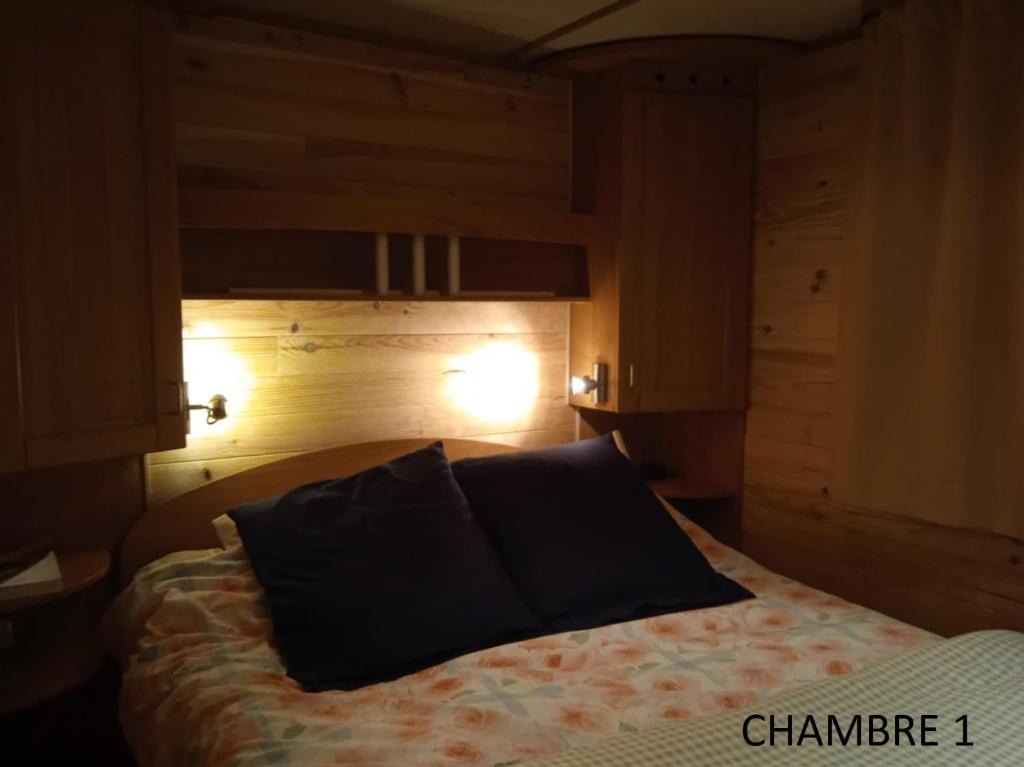 Postel nebo postele na pokoji v ubytování LA COMBE