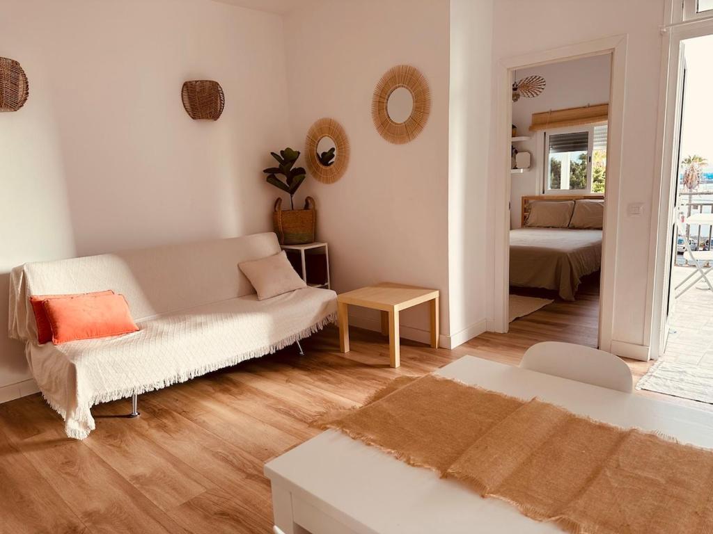 una sala de estar con un sofá y una mesa en Apartamento acogedor con vistas al mar, en Los Cristianos