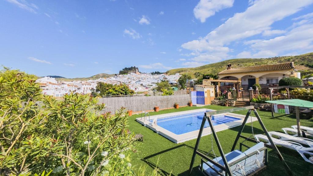 アルダレスにあるCubo's Casa Rural Villa Los Mellizosの庭にスイミングプールがある家