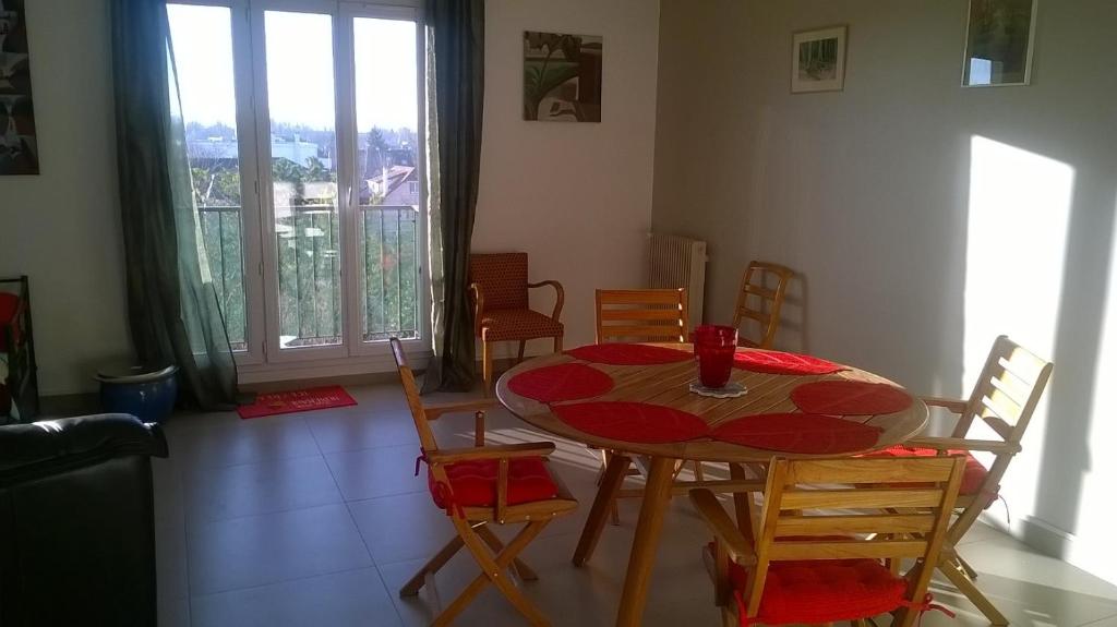 Photo de la galerie de l'établissement Appartement lumineux et verdoyant 2 chambres 6 personnes, à Saint-Maur-des-Fossés