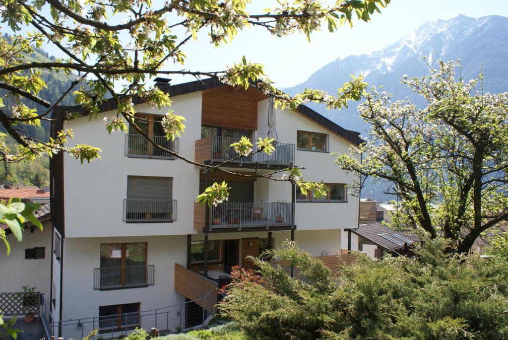 an apartment building with mountains in the background at Appartment Plottenbäck in Campo Tures