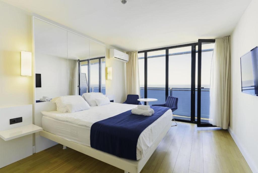 Postel nebo postele na pokoji v ubytování Comfy Sea View Aparthotel in Orbi City Batumi