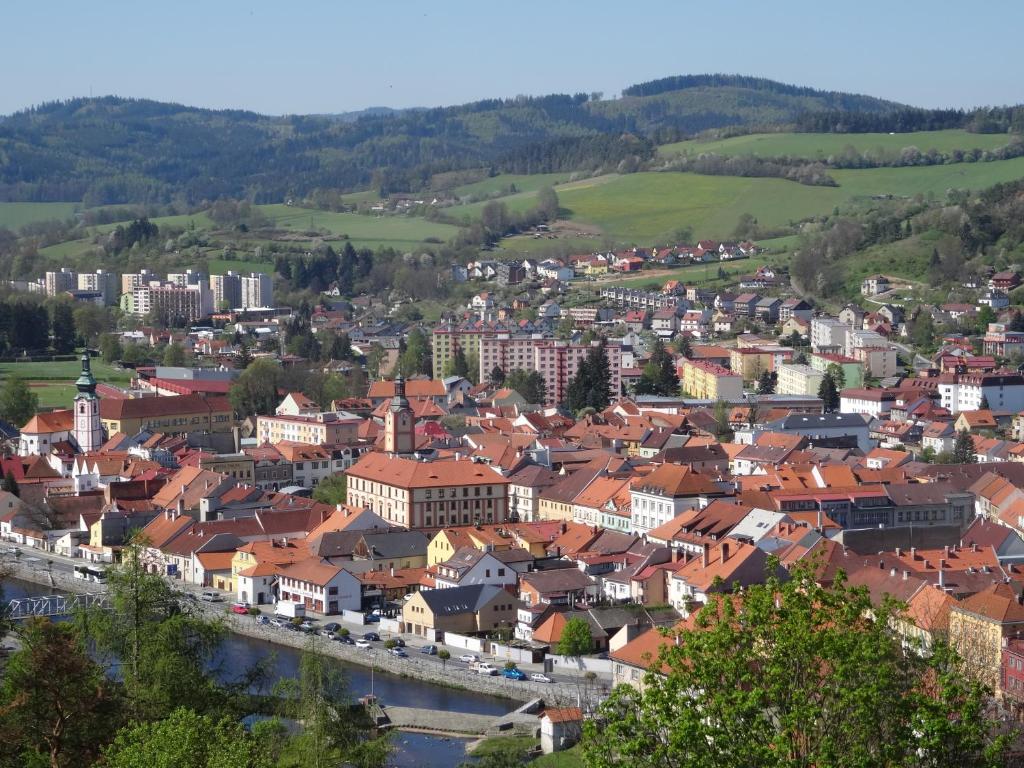 een luchtzicht op een stad met rode daken bij PrimaByt in Sušice