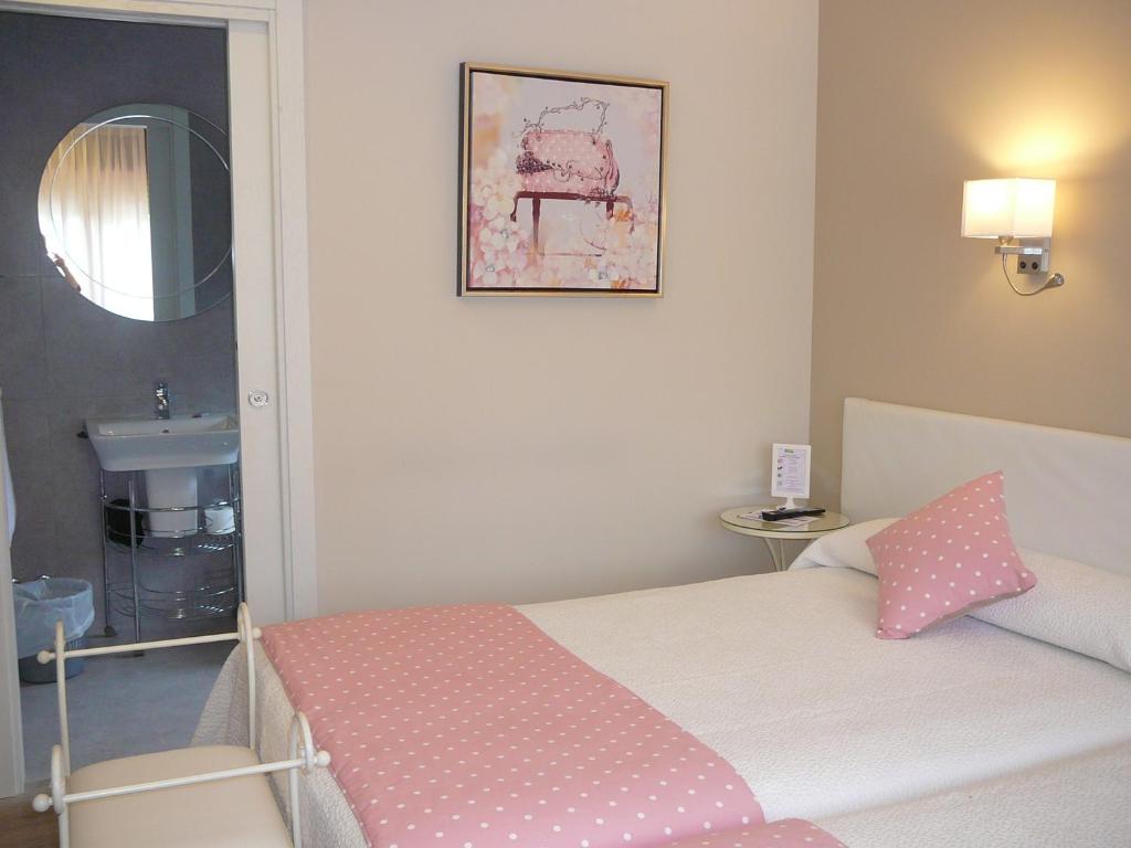 A bed or beds in a room at Hotel el Pinar