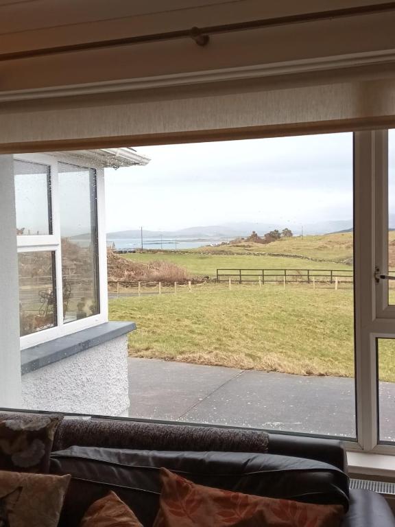 ポートヌーにあるLackaghmore Houseの窓から畑の景色