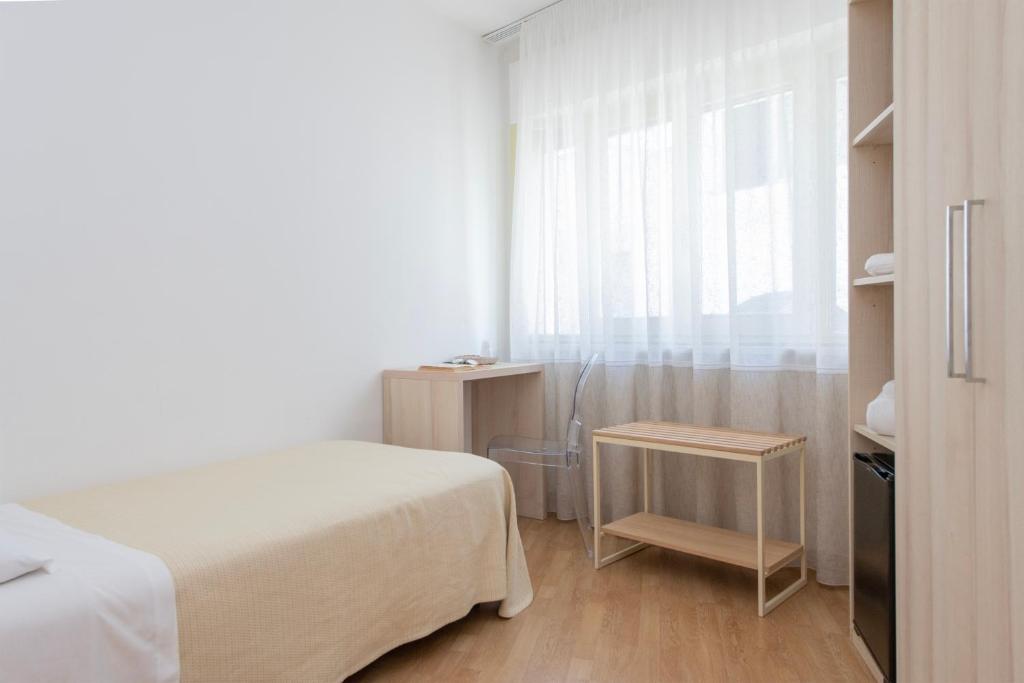Postel nebo postele na pokoji v ubytování Hotel Albània