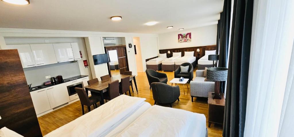 a room with a waiting room with tables and chairs at Akomo Bern in Bern