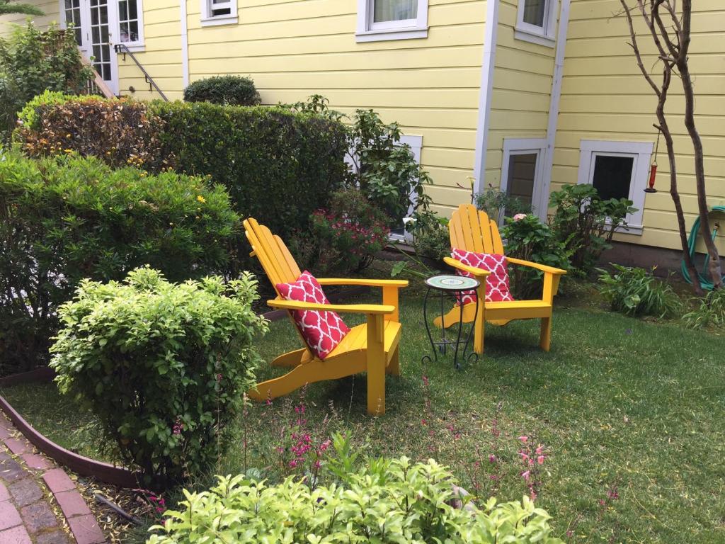 two chairs and a table in a yard at Parker Guest House in San Francisco