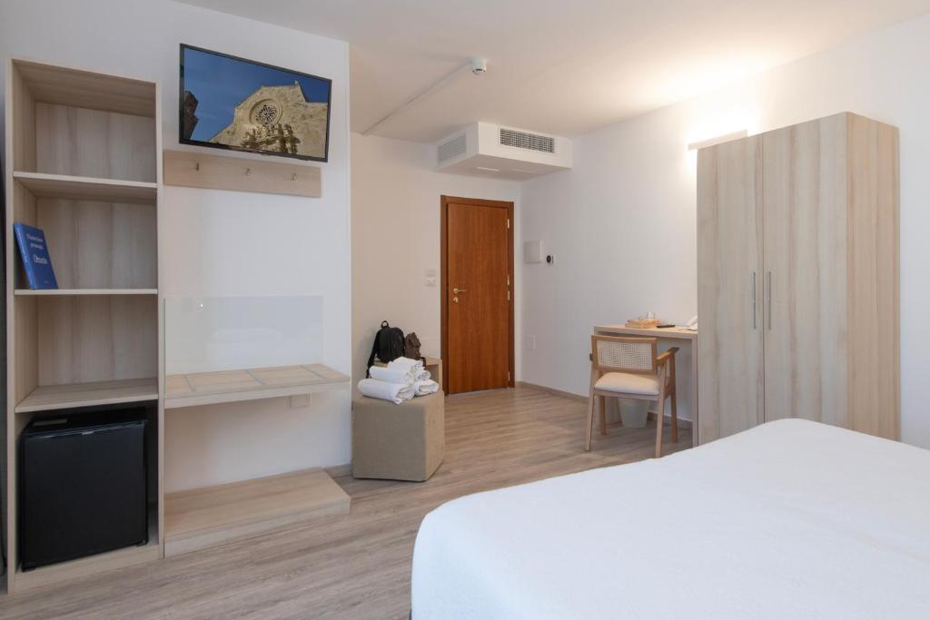 Postel nebo postele na pokoji v ubytování Hotel Albània