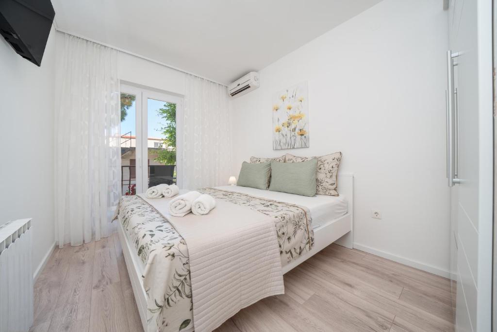 Postel nebo postele na pokoji v ubytování Apartmani Marivo