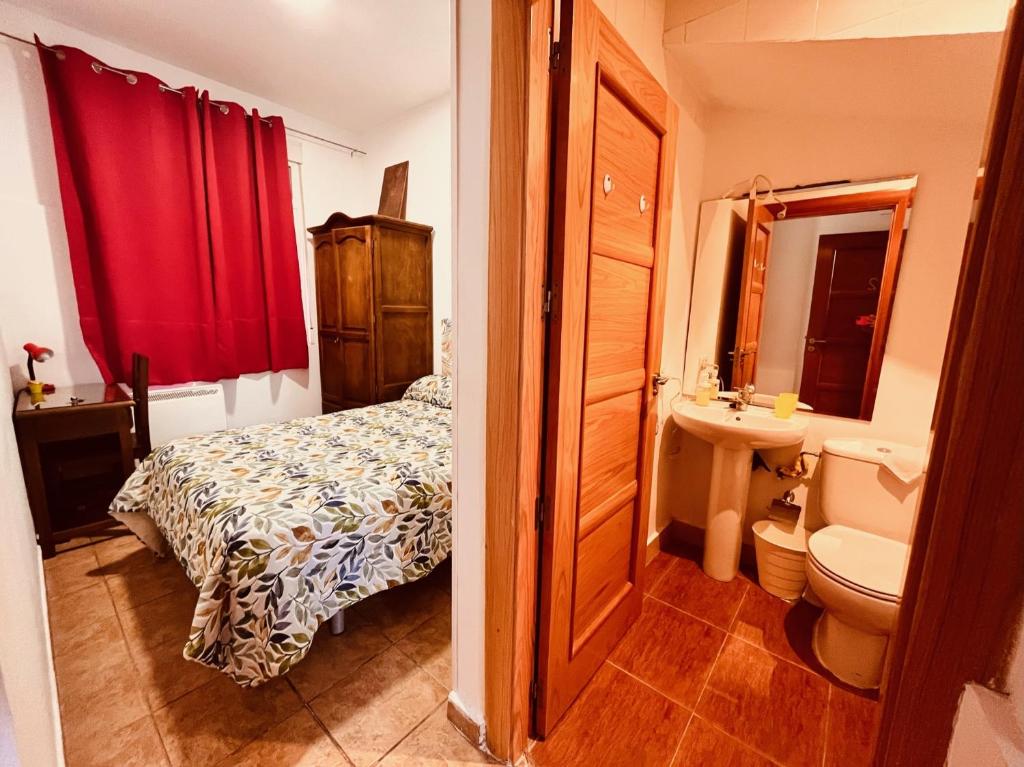 Ένα ή περισσότερα κρεβάτια σε δωμάτιο στο HOSTAL MATILDAs