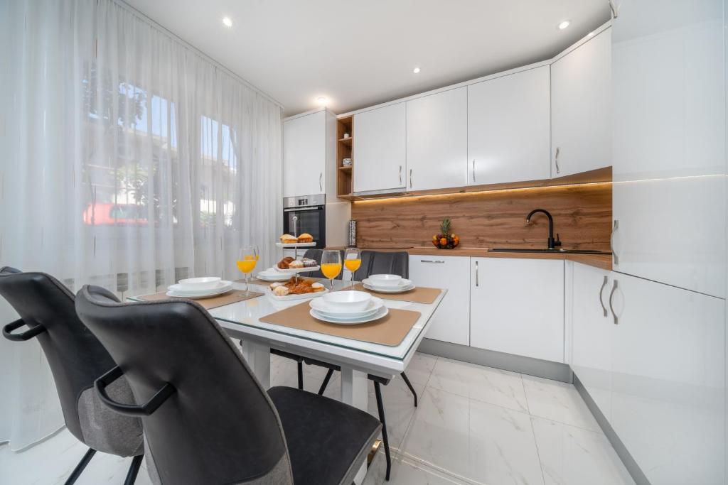 Kuchyň nebo kuchyňský kout v ubytování Apartmani Marivo