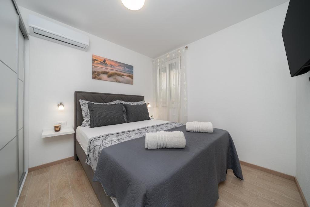Postel nebo postele na pokoji v ubytování Apartmani Marivo