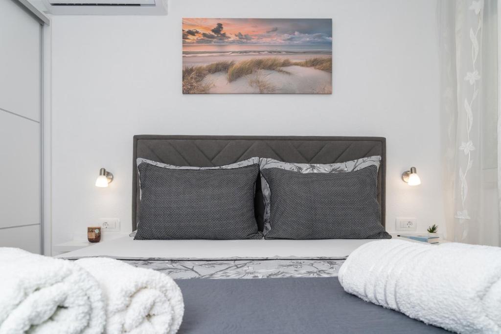 Postel nebo postele na pokoji v ubytování Apartmani Marivo