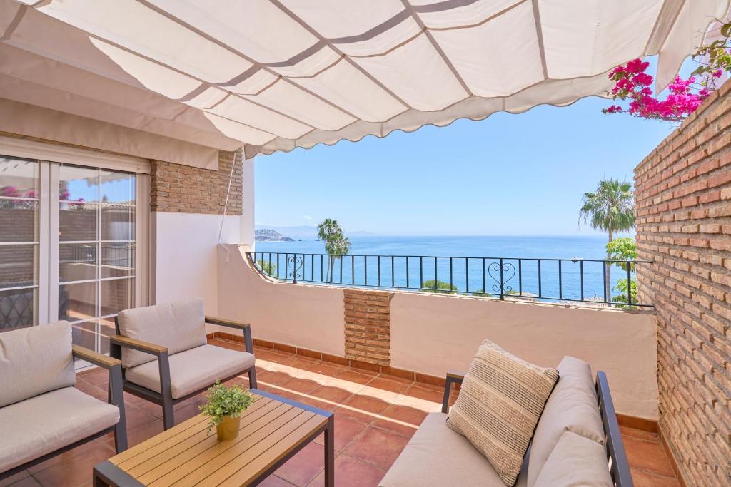 a balcony with a view of the ocean at Balcón del Mar in La Herradura