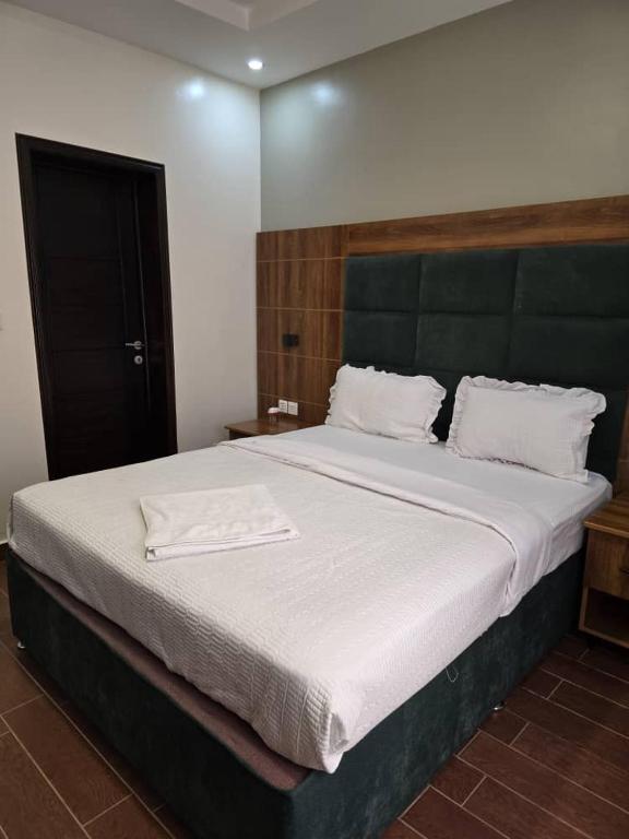 Postel nebo postele na pokoji v ubytování Jikoni Hotel