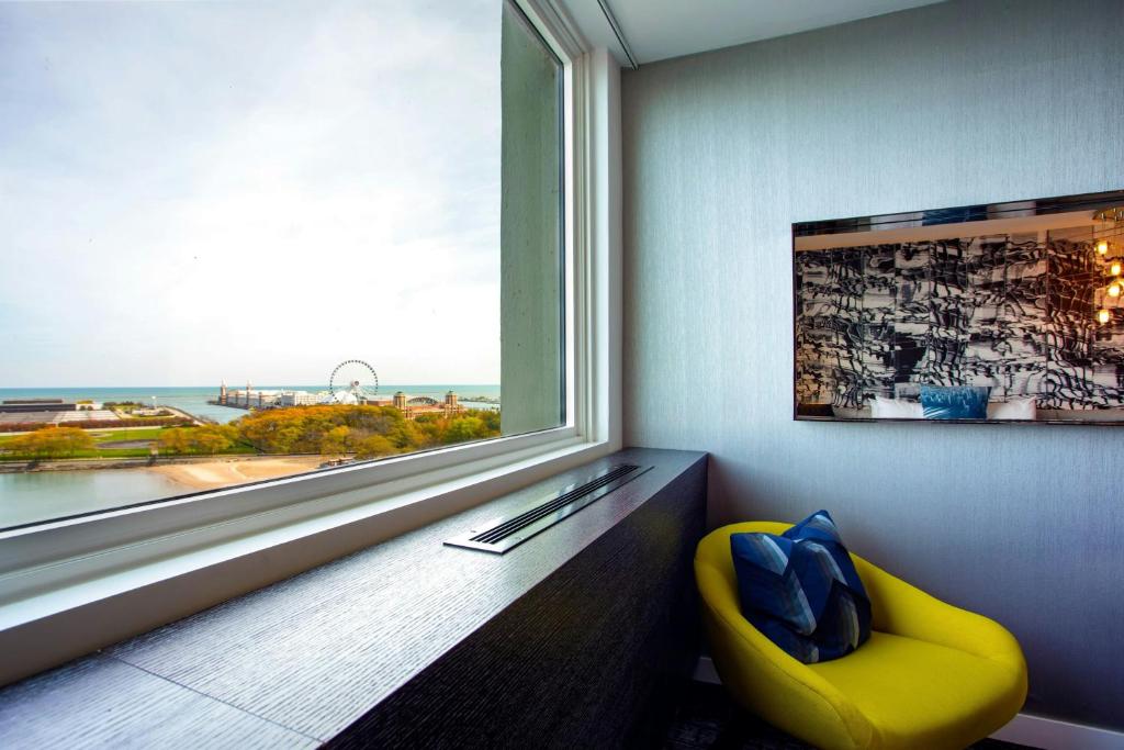 W Chicago - Lakeshore - 