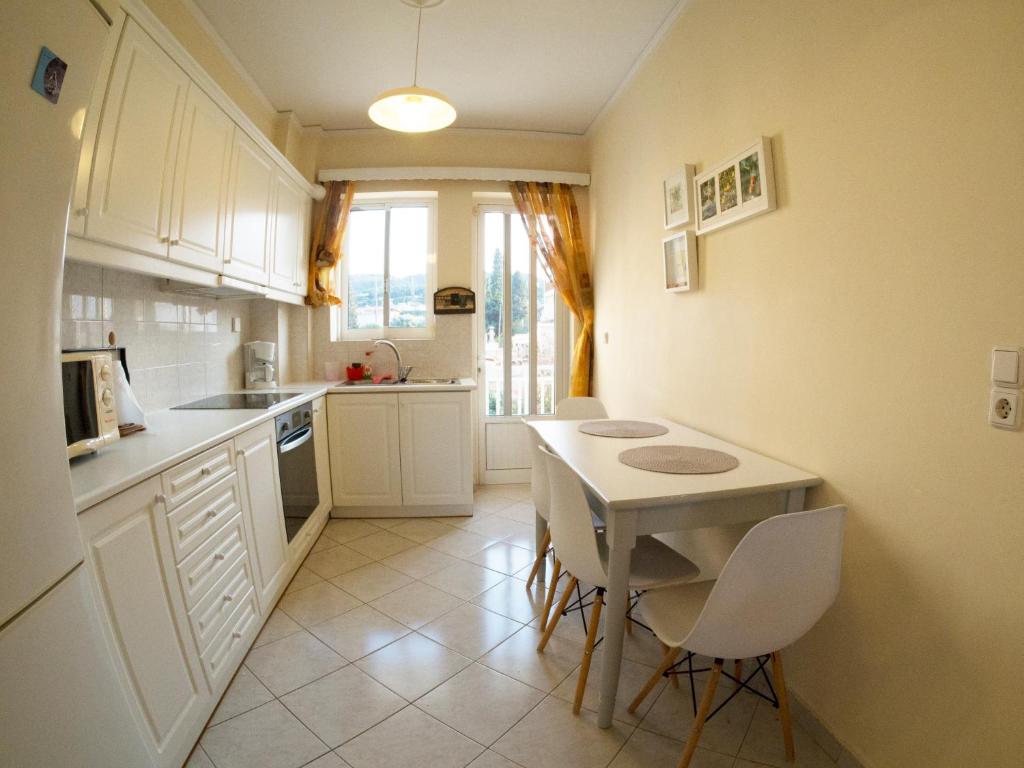 Kuchyňa alebo kuchynka v ubytovaní Apartment 50m from sea!