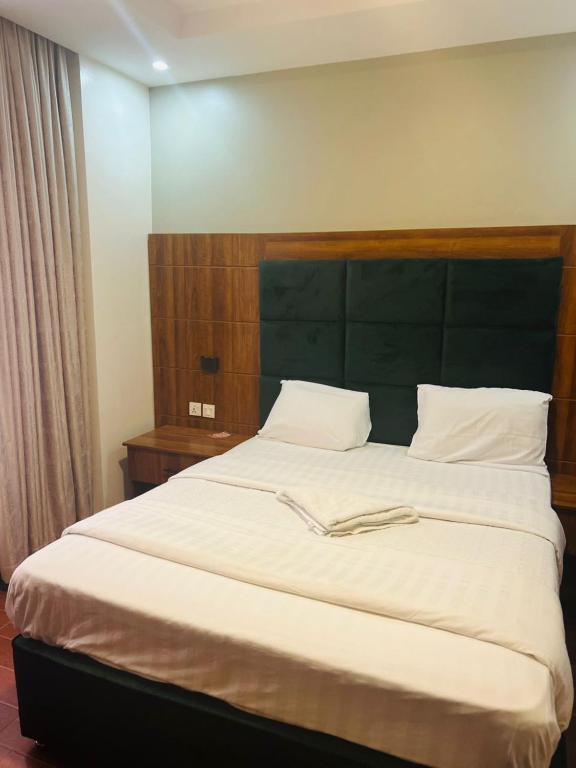 Postel nebo postele na pokoji v ubytování Jikoni Hotel