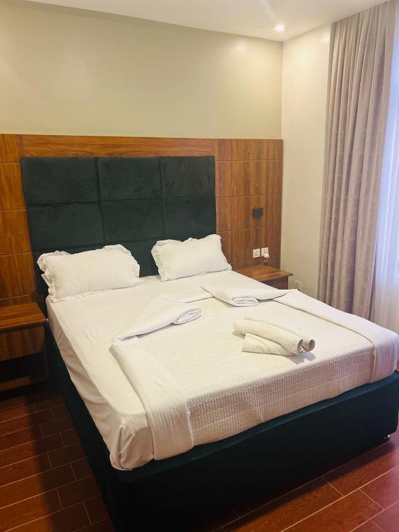 Postel nebo postele na pokoji v ubytování Jikoni Hotel